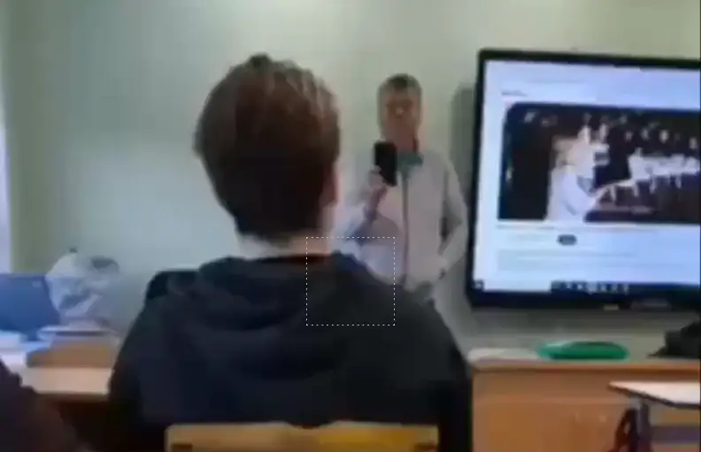 «Показали свои истинные лица!» В 71-й школе учитель пытался заставить класс встать под гимн Украины
