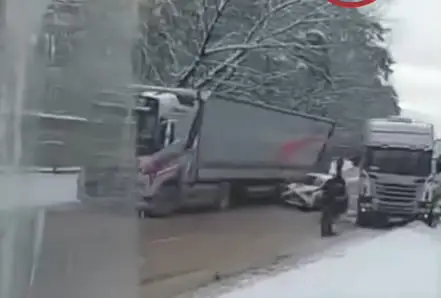 Дорога в Вецмилгравис была полностью заблокирована: тяжелая авария на проспекте Виестура (Видео)