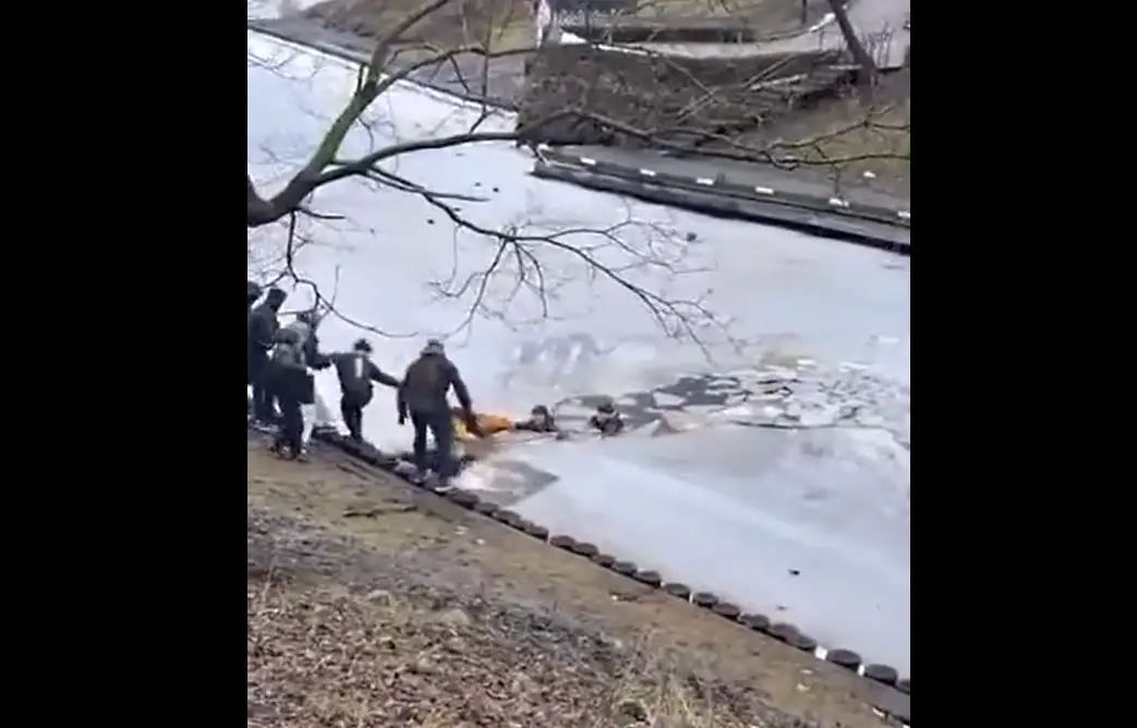 Как в центре Риги провалившихся под лёд спасали. ВИДЕО