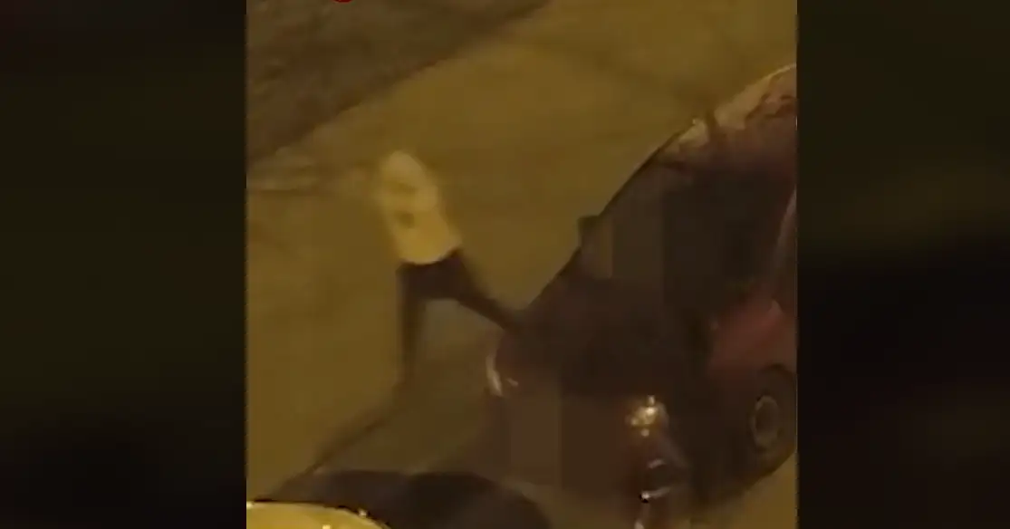 Детки так развлекаются: в Золитуде подростки прыгали по машинам. ВИДЕО