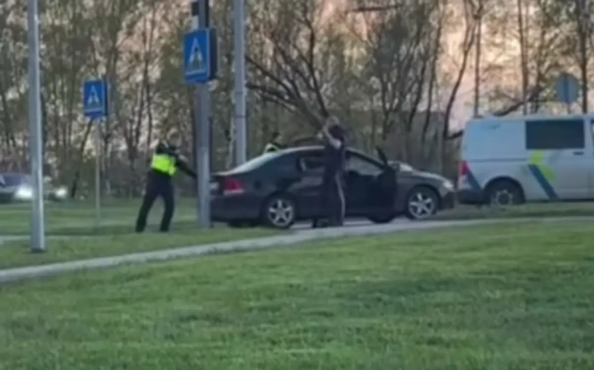 Полиция угрожает оружием водителю автомобиля: ЧП на Луцавсале (ВИДЕО)