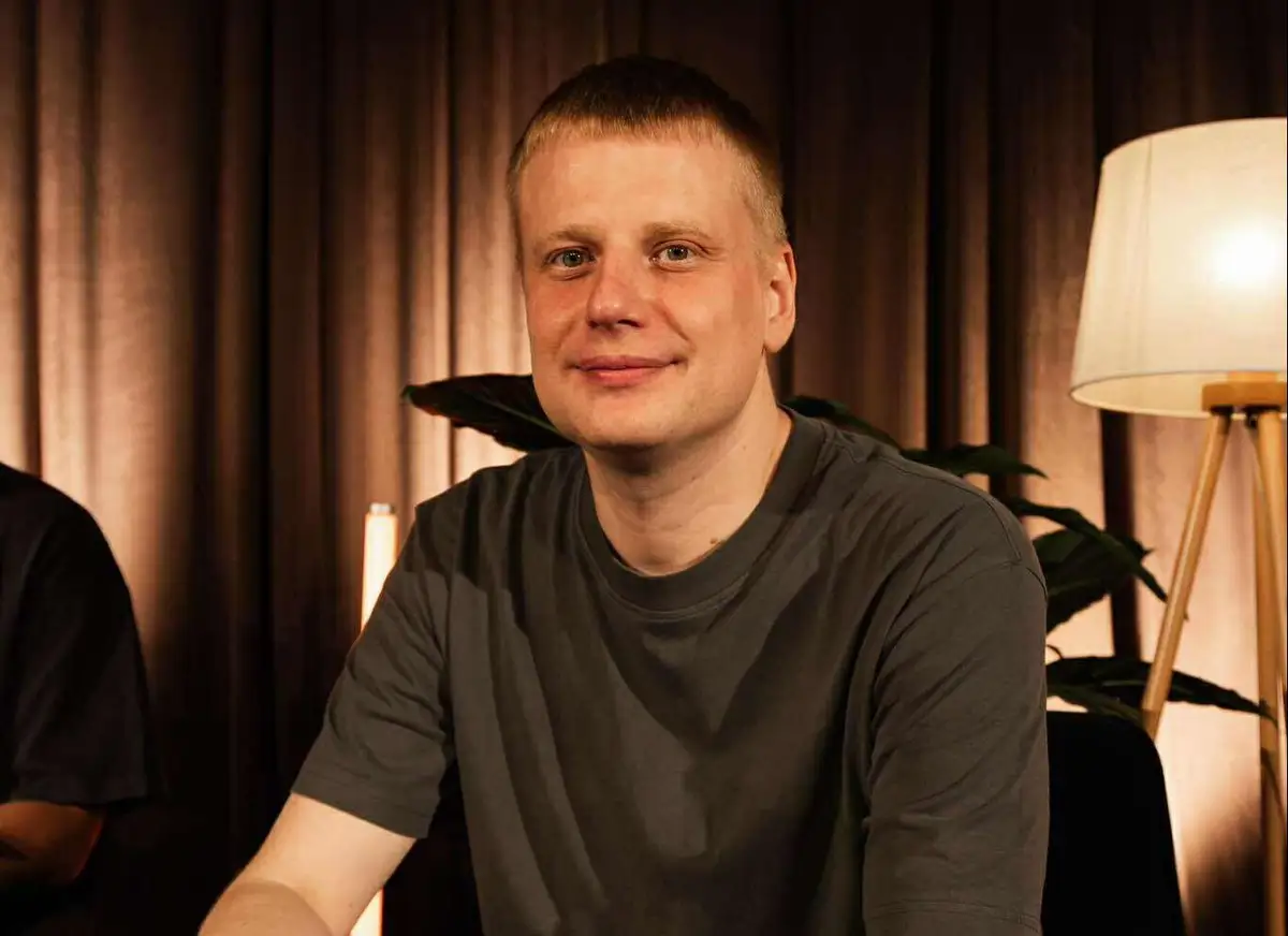 В Юрмале выступит белорусский комик Слава Комиссаренко
