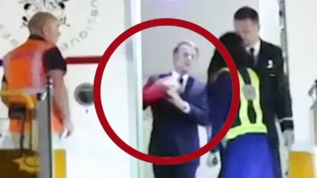 Всё-таки это была пощечина: Макрон то наш — ходок!