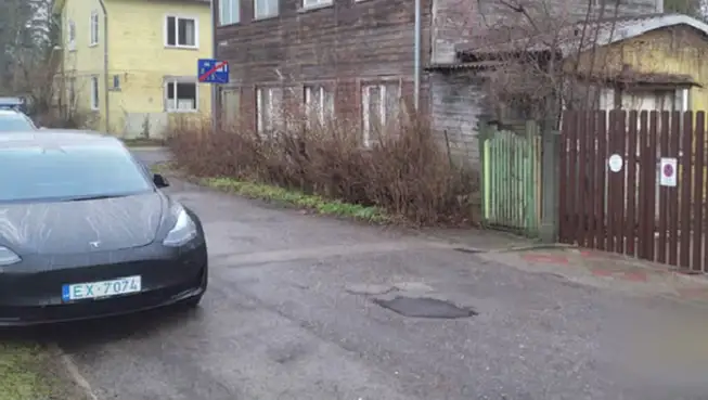 Как же парковаться? Рижанку оштрафовали в Юрмале