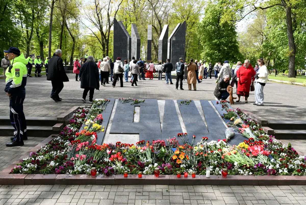 «Освободителям от благодарных потомков»: 9 мая мемориал в Даугавпилсе завалили цветами. ФОТО