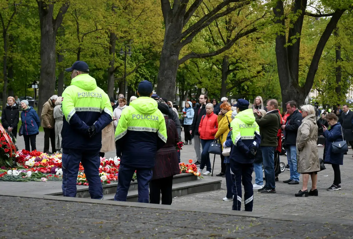 Policijai piemērots 350 eiro sods par pionieru nozīmītēm