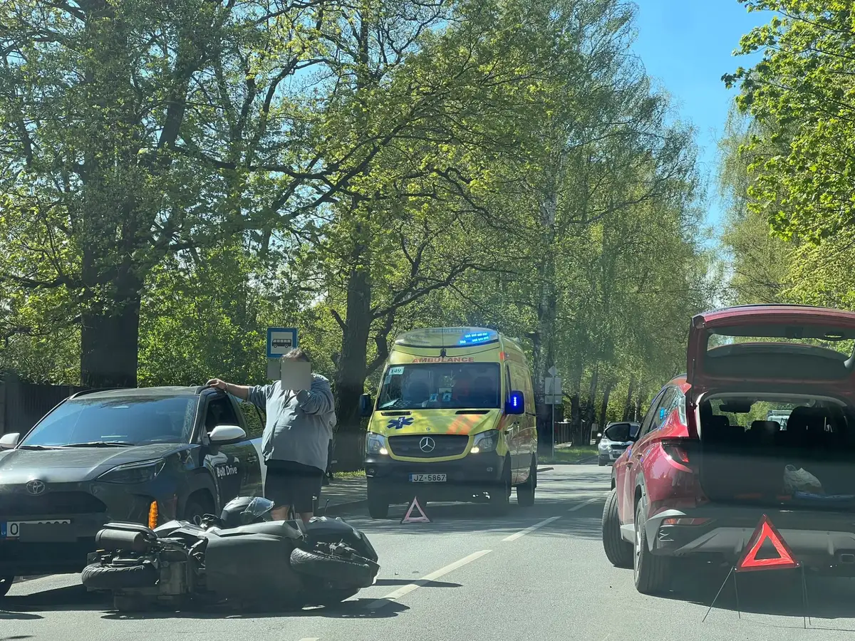Юрмалас гатве встала в пробку: сбит мотоциклист
