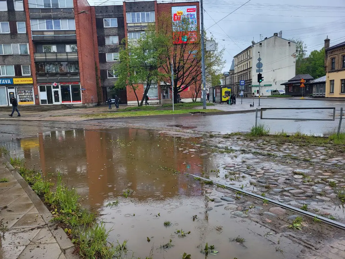 Драка, нож, кровь на лестнице. На Саркандаугаве мужчину чуть не зарезали