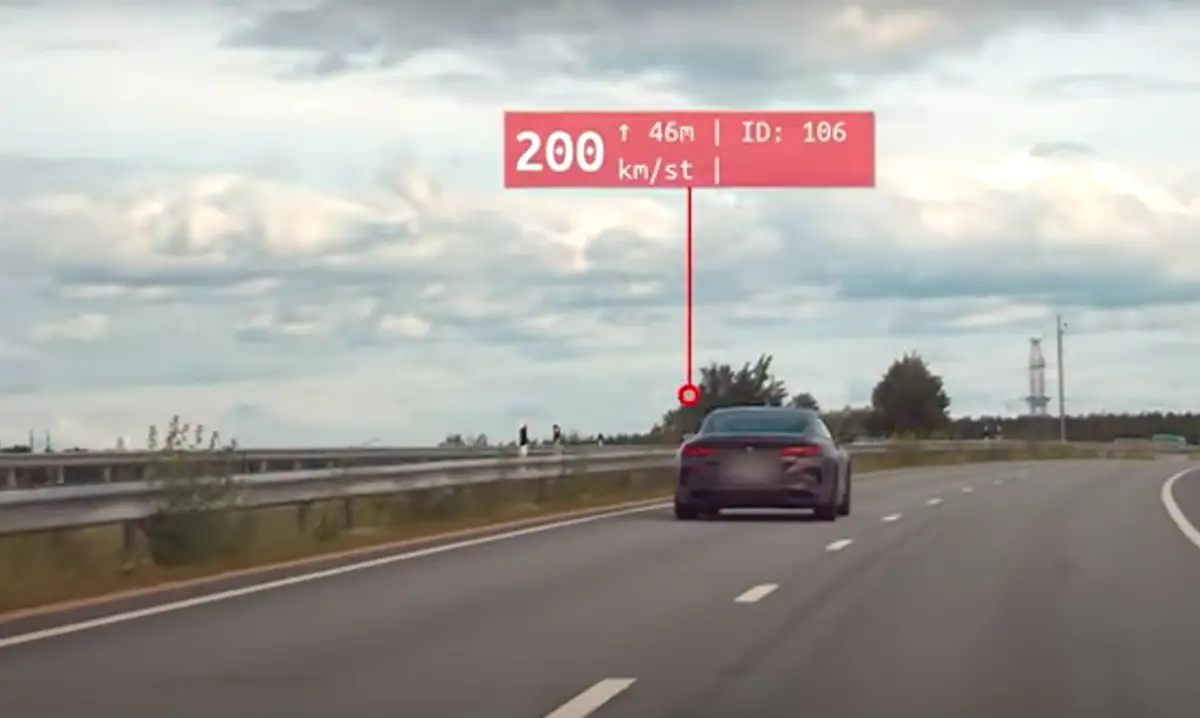 Разогнался до 200 км/ч: водители BMW устроили лихие гонки на скоростном шоссе (ВИДЕО)