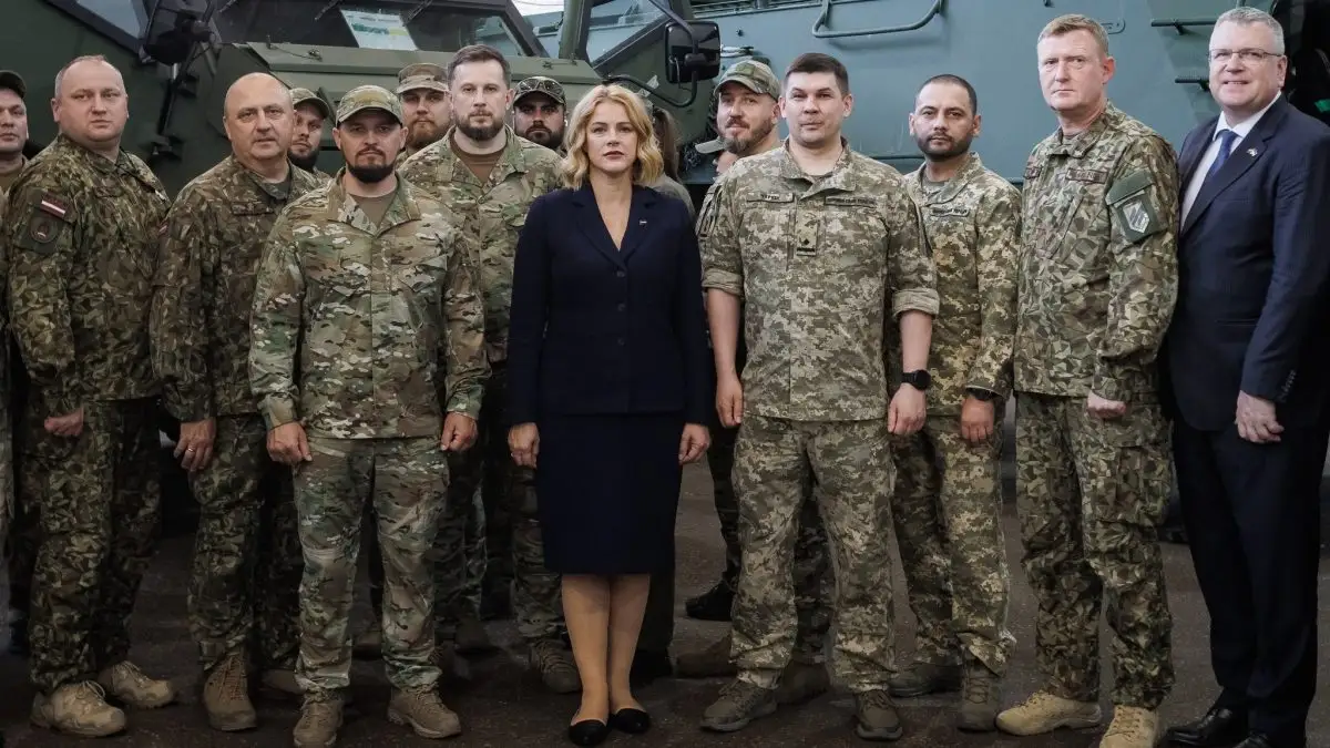Силиня передала Украине первую партию бронемашин (ФОТО)