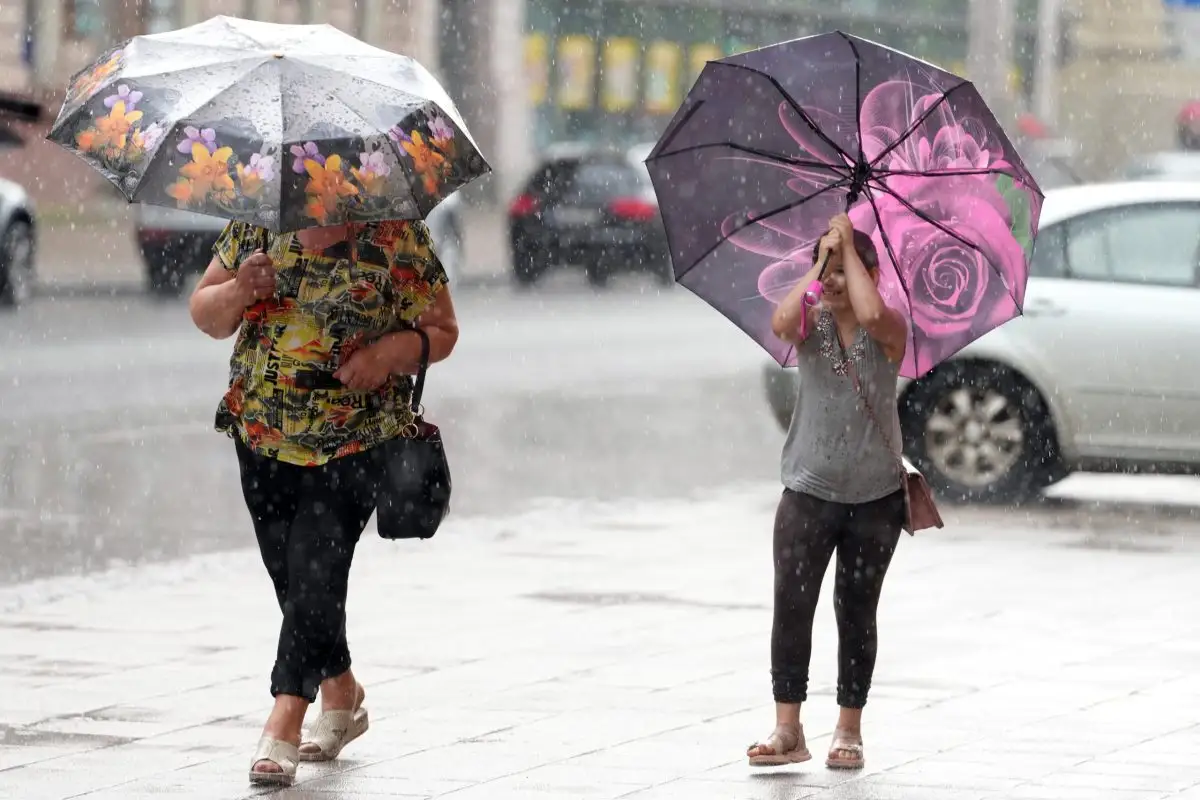 Pēc vējaina un lietaina rīta cēliena svētdiena gaidāma visai vēsa