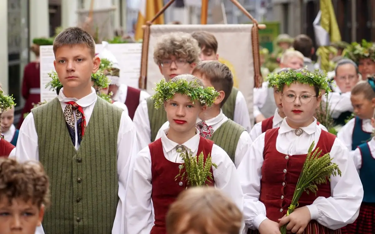 Rīdzinieki un pilsētas viesi sveic Skolu jaunatnes dziesmu un deju svētku dalībniekus gājienā