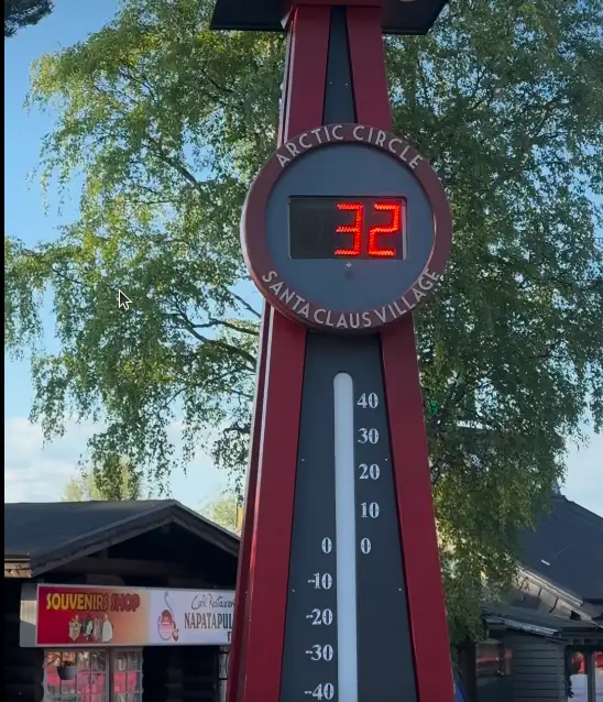 В Деревне Санта-Клауса + 32. Санта вспотел!
