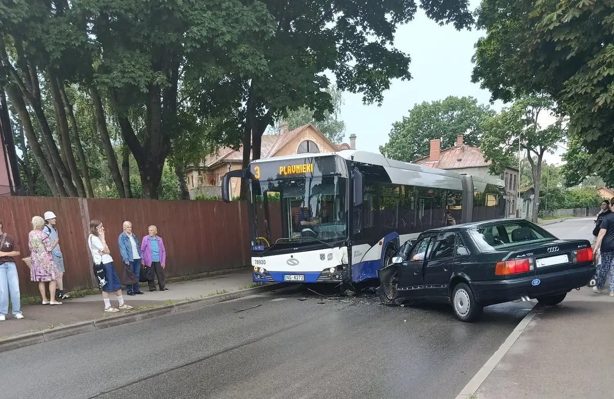 Автобус и машина дорогу не поделили: авария в Болдерае парализовала общественный транспорт (ФОТО)
