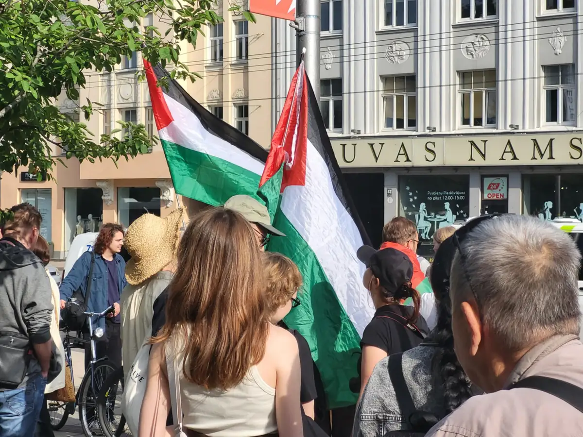 Rīgā desmitiem cilvēku pulcējas Izraēlas un Palestīnas atbalstītāju pasākumos