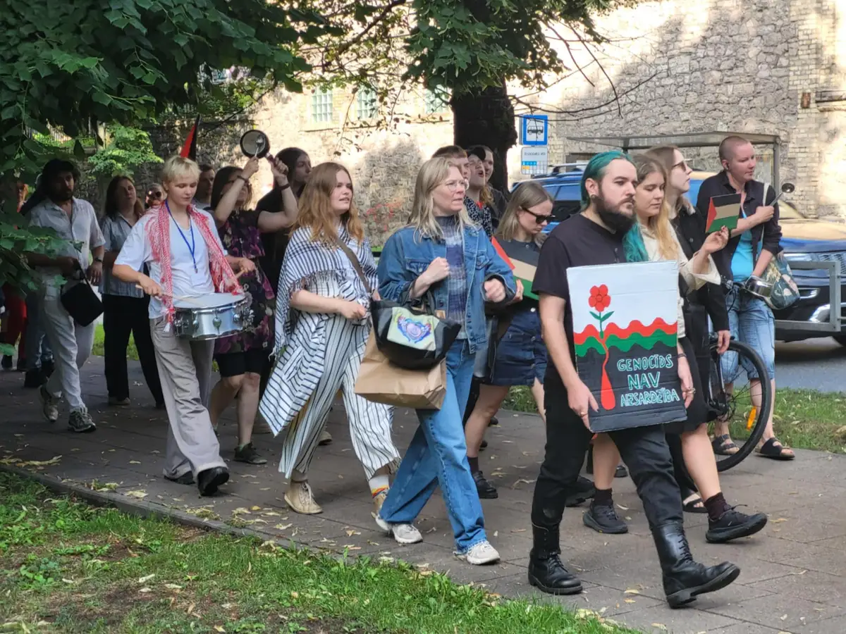 Под грохот кастрюль и бой посуды: противостояние Палестины и Израиля выплеснулось на улицы Риги (ВИДЕО)