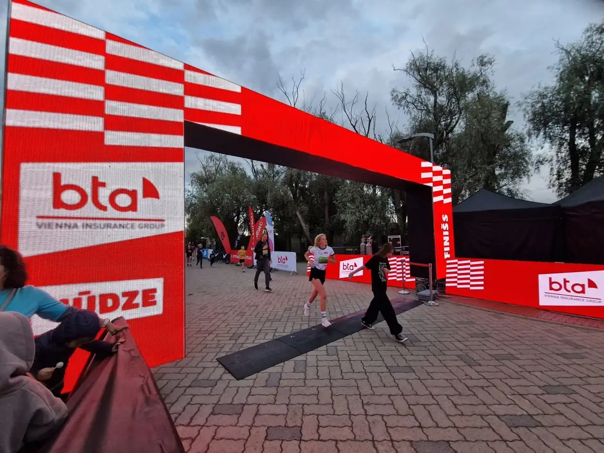Любители спорта пробегают ночной полумарафон BTA по ночному Елгаве