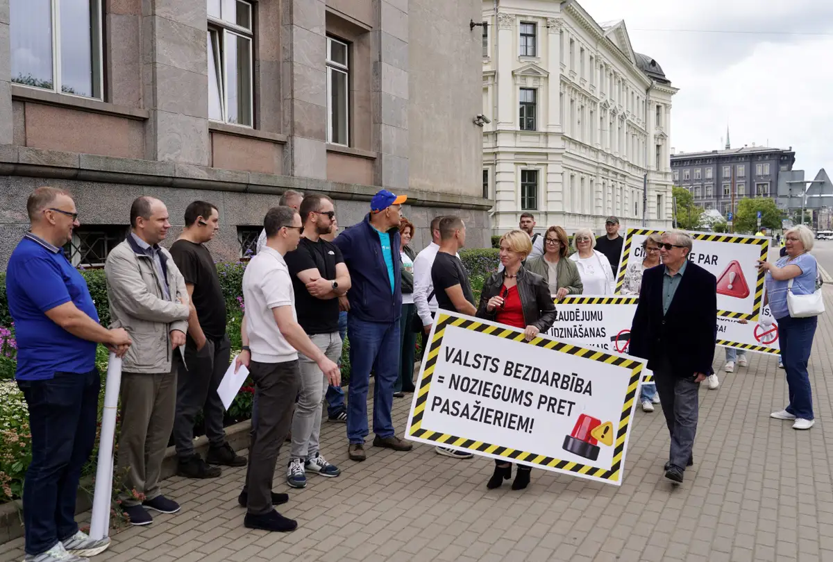 Daži desmiti pasažieru pārvadātāju pārstāvji protesta akcijā aicina valdību kompensēt izmaksu pieaugumu