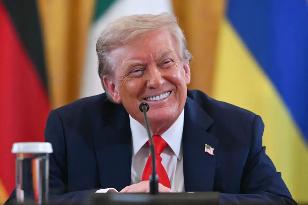 Культ личности: в честь Трампа переименовали аэропорт во Флориде