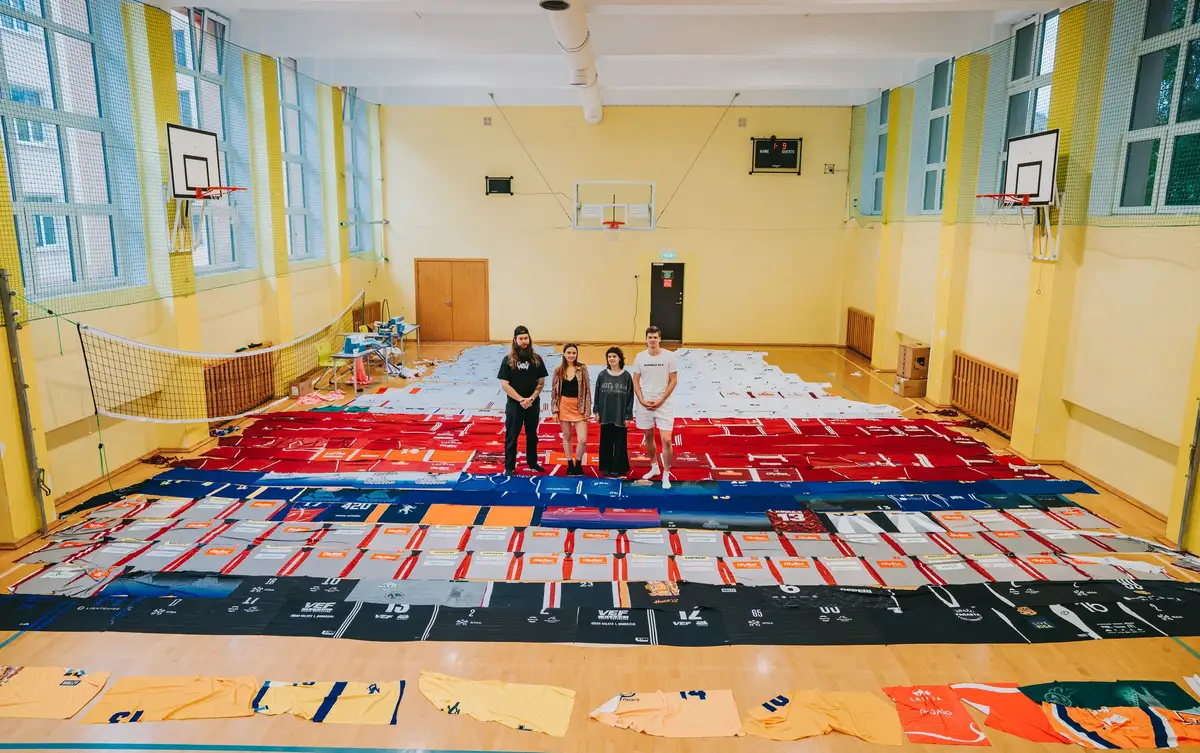 Есть рекорд? У Памятника Свободы расстелили самую большую в мире баскетбольную майку. ФОТО