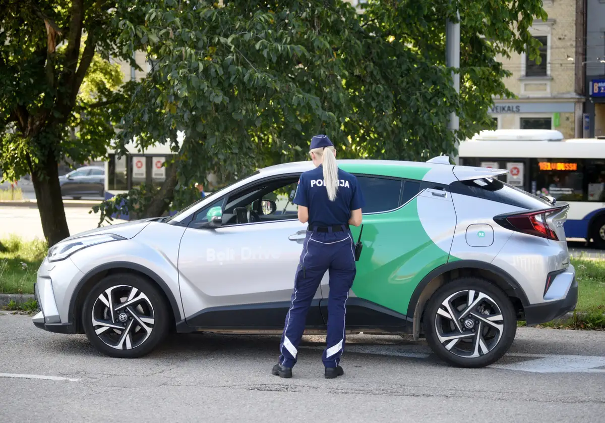 Policistiem ieviesīs jauna dizaina cepuri ar nagu un jaunu formas tērpa sastāvdaļu — svārkus
