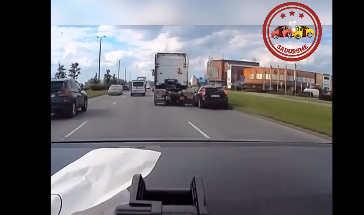 На Краста в Риге фура снесла с дороги легковушку и… не заметила? ВИДЕО