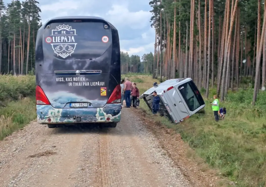 Автобус с детьми съехал в кювет под Кулдигой