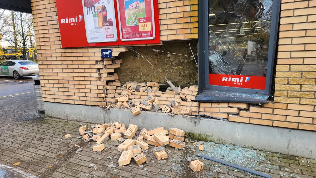«Раньше были крепче!» Водитель разнес стену магазина в Кенгарагсе (ФОТО)
