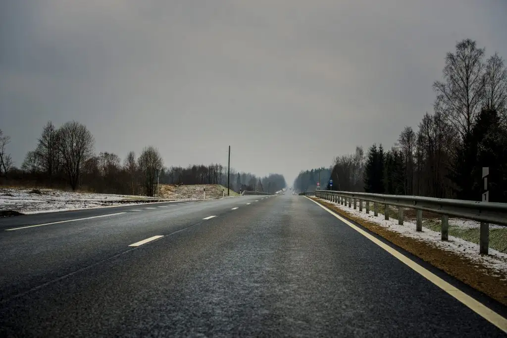 Aicina nekavēties ar riepu nomaiņu