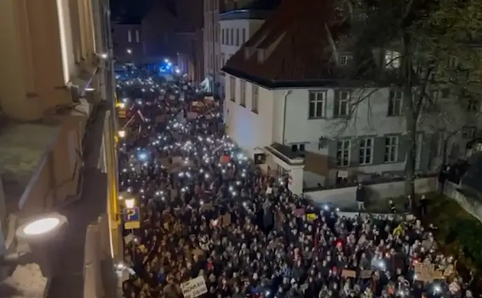 Ap 5000 cilvēku pie Saeimas protestē pret izstāšanos no Stambulas konvencijas