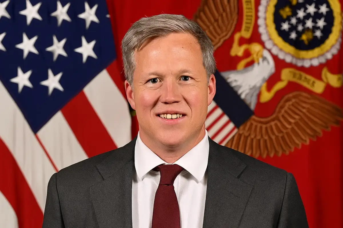 «Вы проигрываете». Министр армии США заявил, что без уступок Украина не удержит фронт