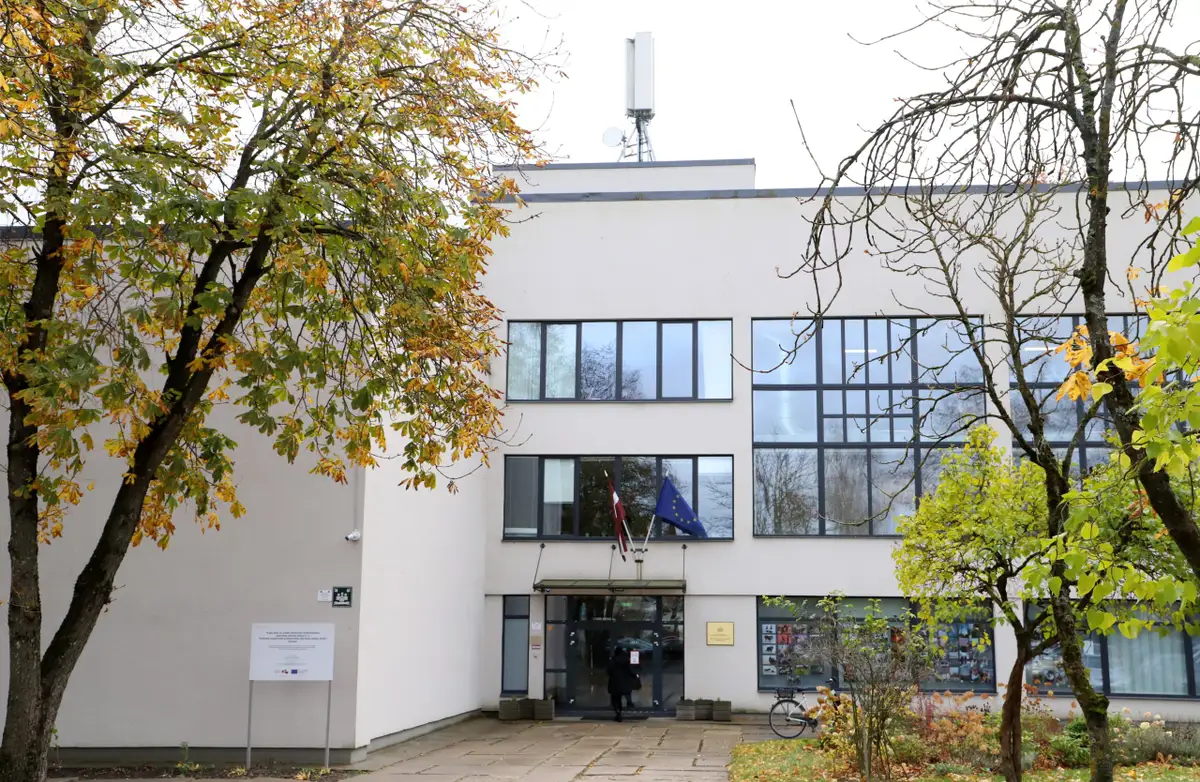 Izmeklē kriminālprocesu par iespējamām nelikumībām Rīgas Stila un modes tehnikumā