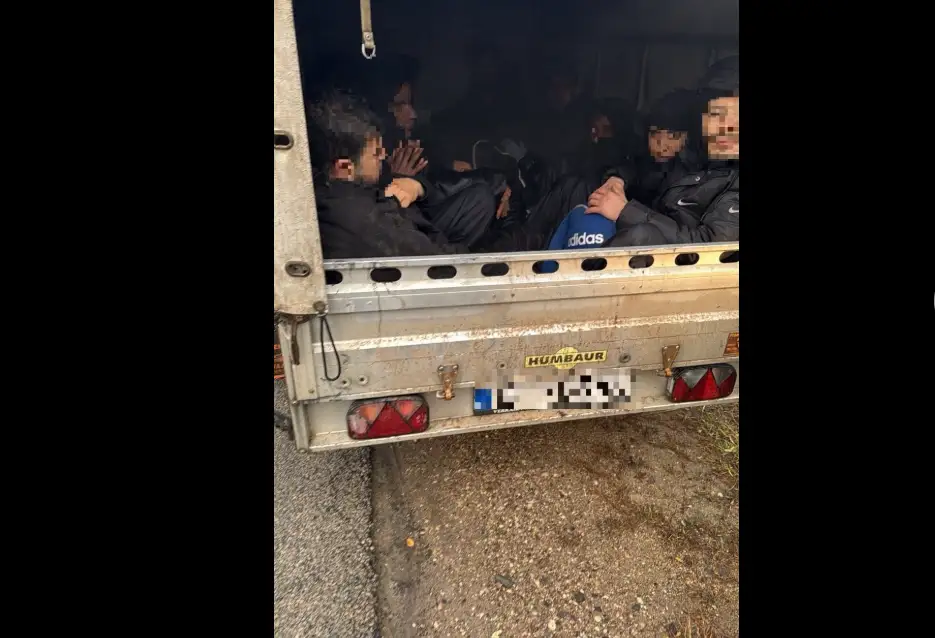 Поймали еще одного перевозчика нелегалов: вёз 13 человек в прицепе