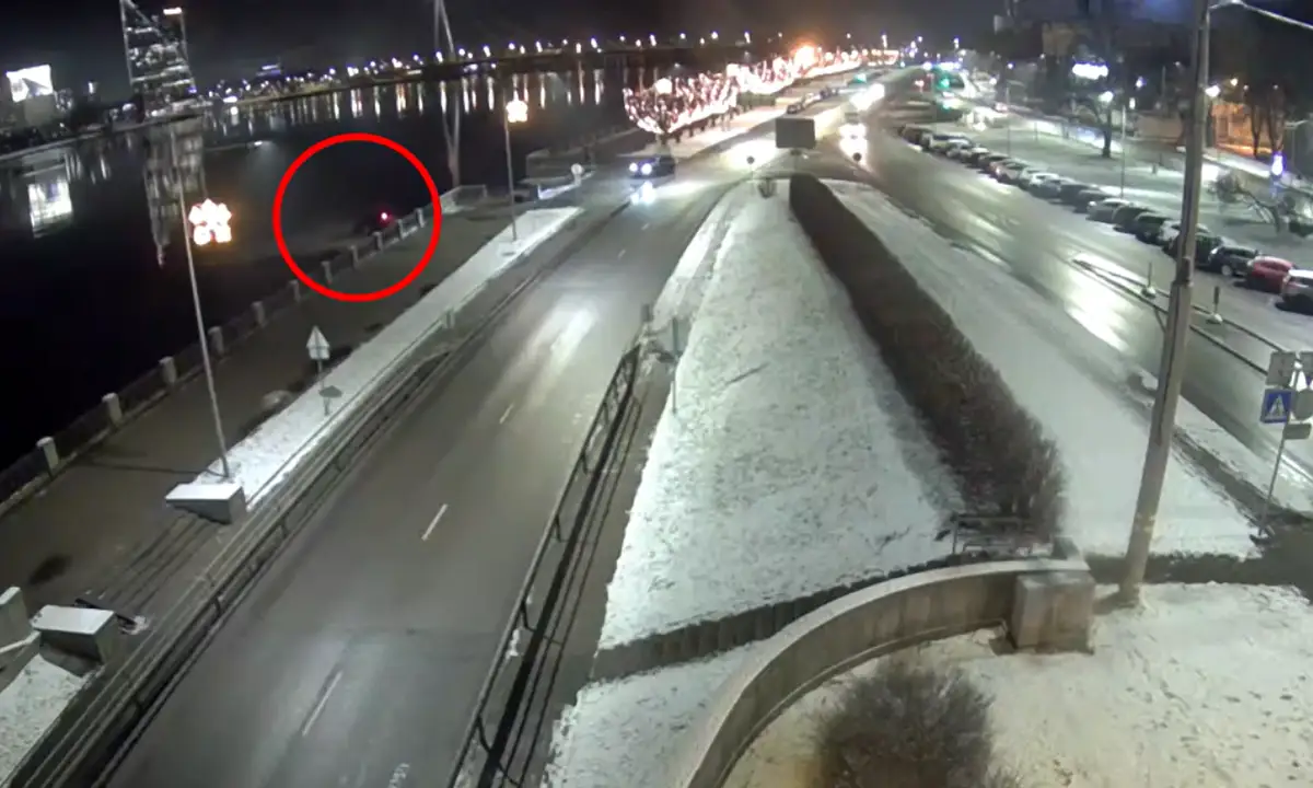 На полной скорости: полиция опубликовала видео инцидента с утонувшей в Даугаве машиной
