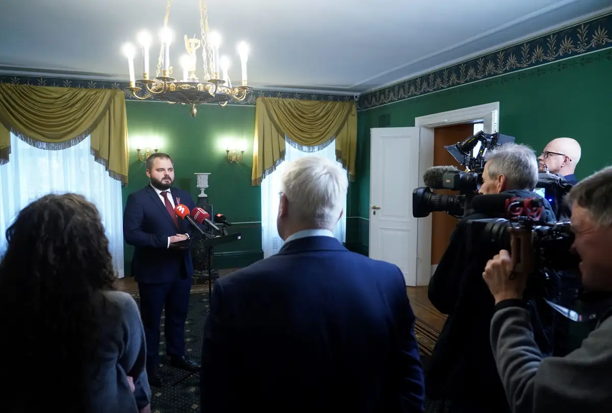 Если «враг за пределами Латвии», то какого чёрта вы творите внутри? От двуличия политиков уже тошнит