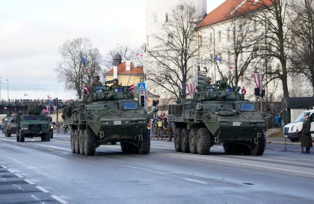 Militārā parāde Daugavmalā pulcējusi tūkstošiem skatītāju
