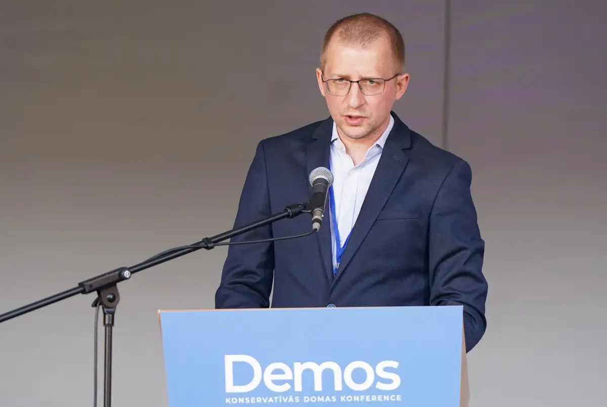 Īsi pēc dibināšanas biedrību «Bez partijām» pamet viens no dibinātājiem Baško