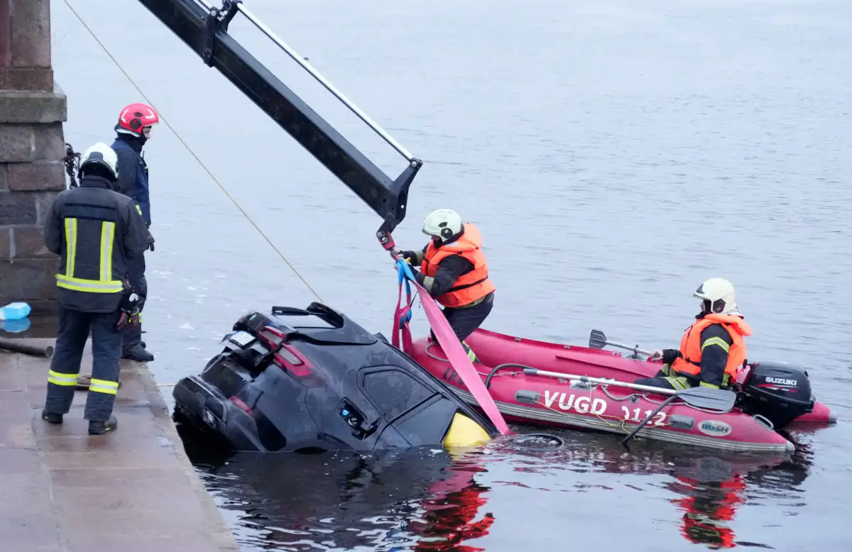 Glābēji izcēluši ceturtdien Daugavā iebraukušo automašīnu