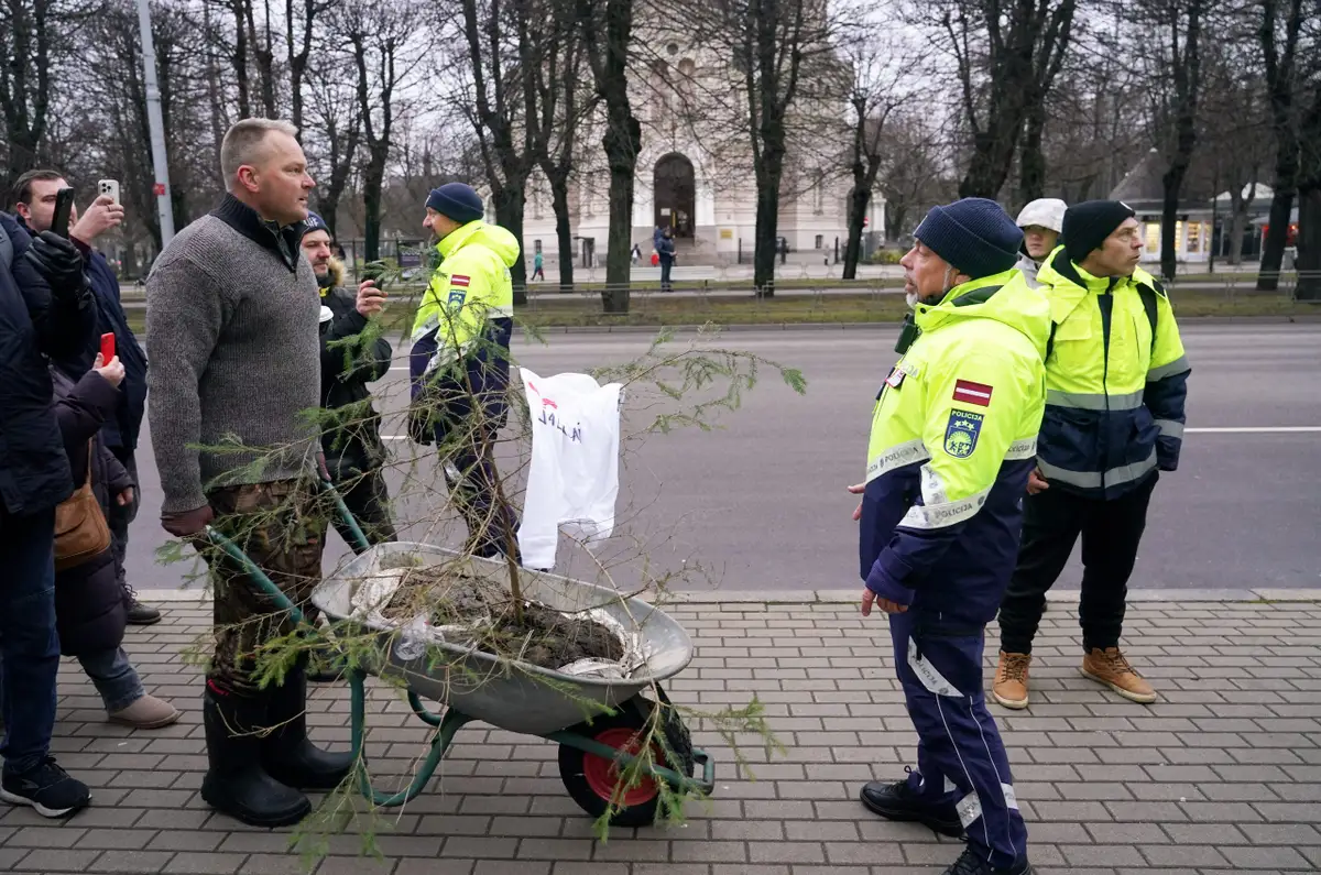Pret autoceļu lietošanas nodevu komercauto līdz 3,5 tonnām pie MK protestē arī vairāki opozīcijas politiķi