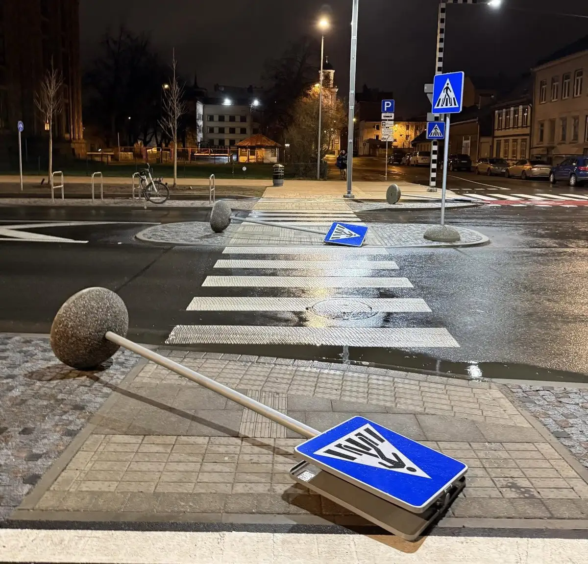 Rīgā stiprais vējš nodarījis postījumus ēku fasādēm, ceļazīmēm un luksoforiem