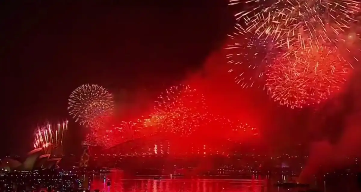 Новая Зеландия и Австралия грандиозными салютами встретили 2026 год (ВИДЕО)