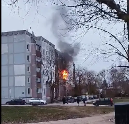 «Вот людям горе перед праздниками…» В Даугавгриве горел жилой дом (ДОПОЛНЕНО)