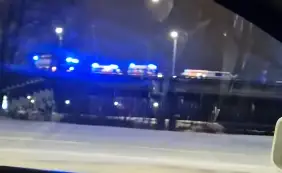 «Куча скорых, пожарка, полиция»: ночное ДТП на Островном мосту в Риге (ВИДЕО)