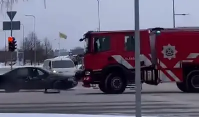Не видел, нет слышал? В Елгаве легковушка столкнулась с машиной пожарных (ВИДЕО)