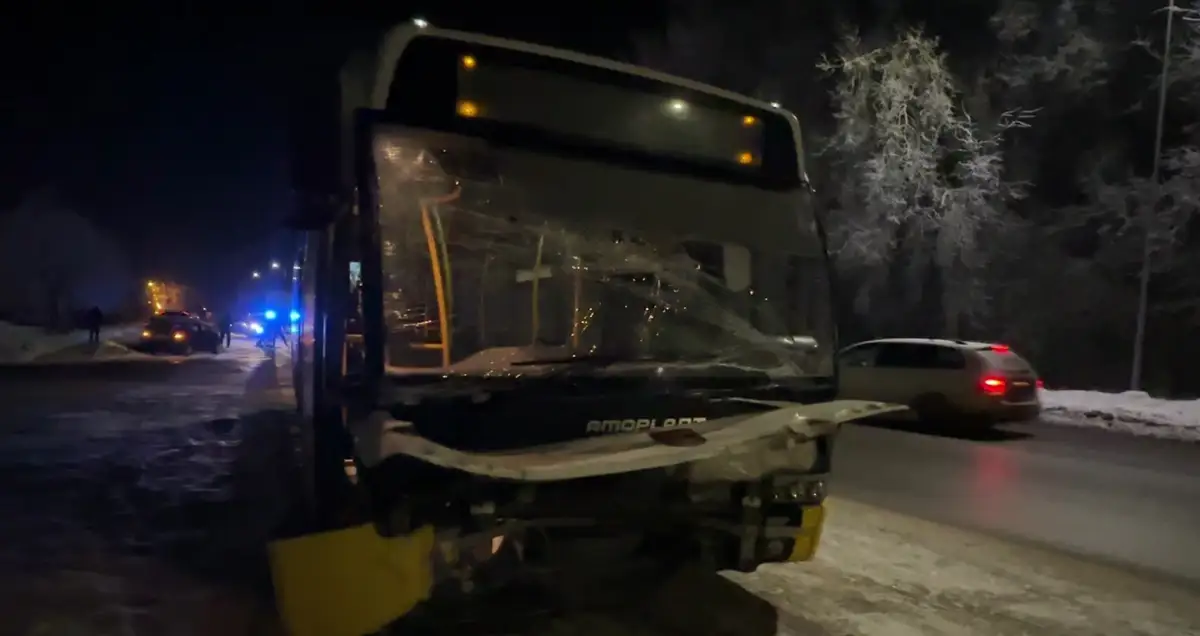 В Елгаве пенсионер вызвал серьёзное ДТП: городской автобус — на свалку