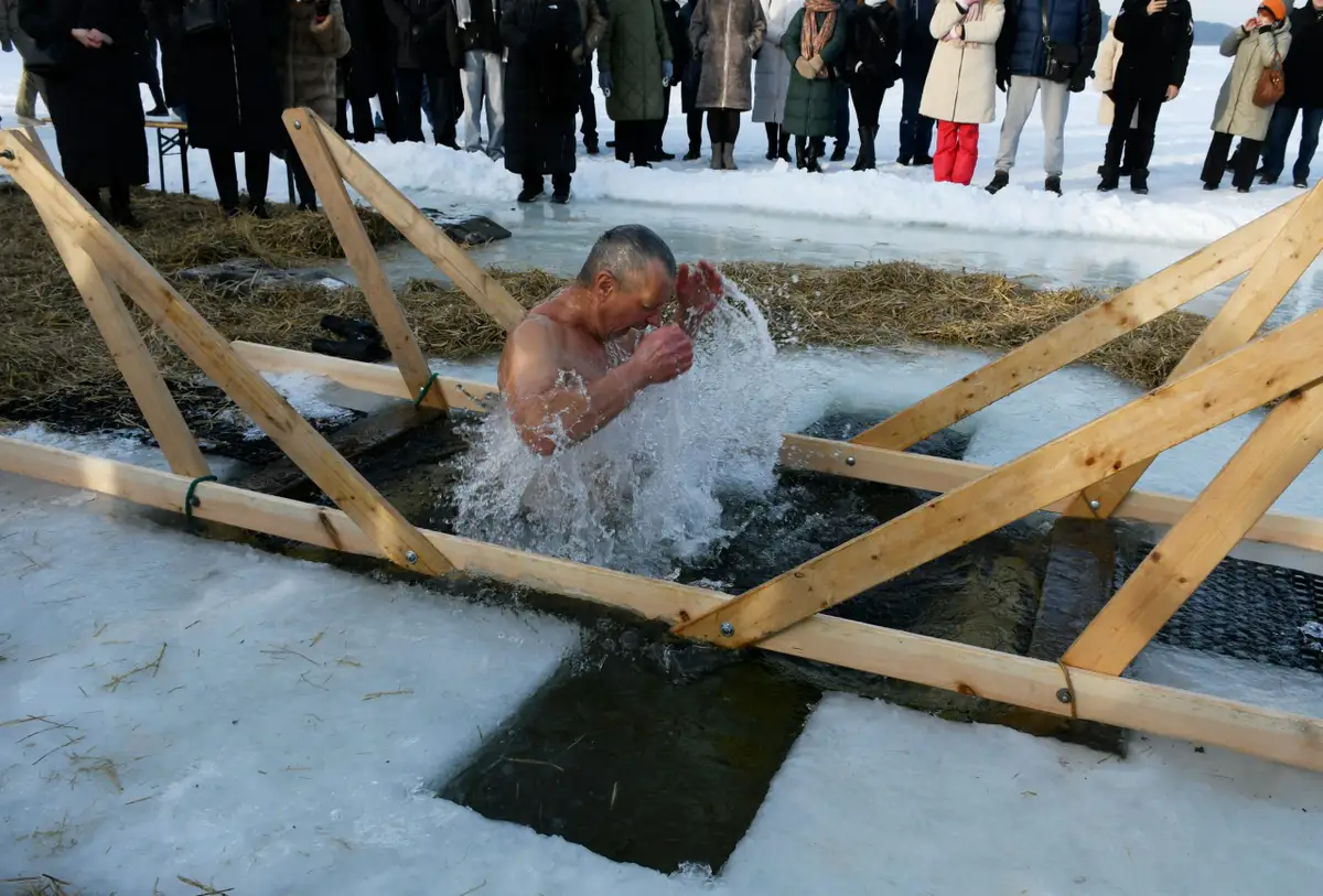 В Даугавпилсе несмотря на мороз Крещение отметили традиционными купаниями