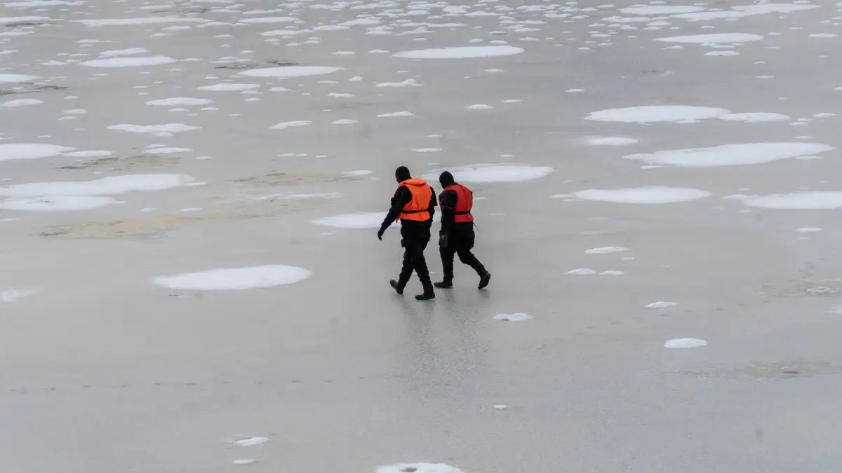 Мужчина провалился под лёд на Лиелупе в Елгаве: подробности