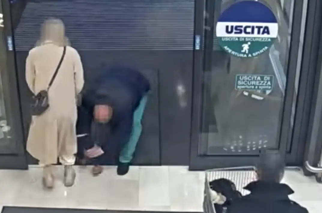 30 секунд ужаса в супермаркете: он схватил годовалого ребёнка — мать не выпустила (ВИДЕО)