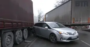 В Риге легковушку зажало между двух фур: подробности ДТП