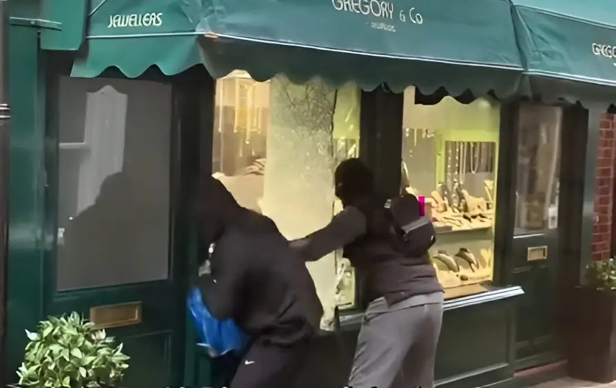В Лондоне грабят ювелирные магазины уже средь бела дня! (ВИДЕО)